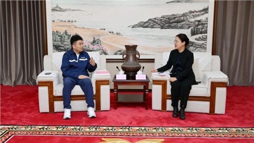 欽州市市委書記鐘暢姿會(huì)見中偉股份董事長(zhǎng)、總裁鄧偉明一行