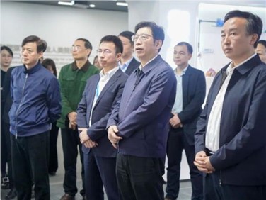 湖南省政協(xié)黨組成員、秘書長(zhǎng)鄧群策帶隊(duì)考察調(diào)研中偉寧鄉(xiāng)產(chǎn)業(yè)基地